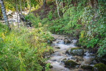 Pequeño río en medio de las montañas