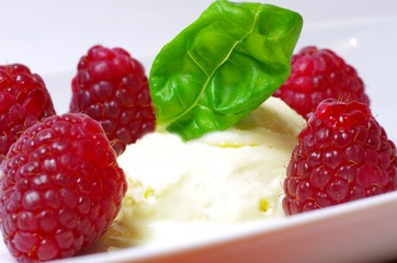 Vanilleeis mit Himbeeren