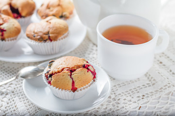 Berry muffins with tea 