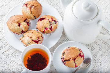 Berry muffins with tea 