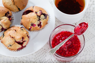 Berry muffins with tea 
