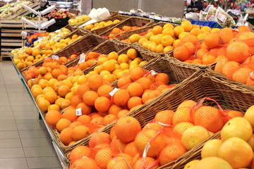 Цитрусовые на витрине в магазине.