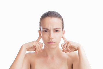 Donna si tappa orecchie rumore silenzio