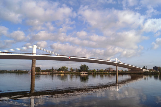 Pont "El Pasador" sur le fleuve Ebre &agrave; Deltebre, Catalogne
