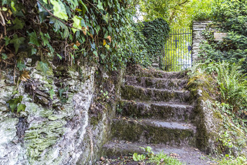 Mittelalterliche Treppe zur Pforte eines alten Friedhofs