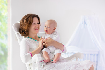 Obraz na płótnie Canvas Mother and baby in white bedroom