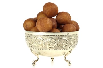 Lübecker Marzipankartoffeln in einer Silberschale isoliert auf weißem Hintergrund