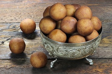 Lübecker Marzipankartoffeln in einer Silberschale auf Holzhintergrund