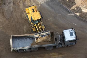 Radlader belädt Kipplaster © Kara