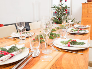 gedeckter Tisch mit Weihnachtsbaum