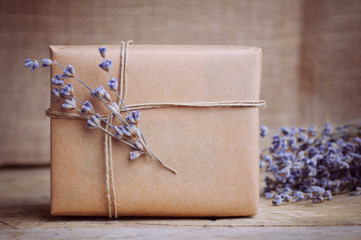 Naklejka premium Lavender and gift box on wooden table