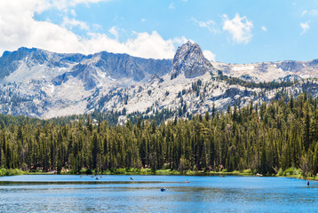 Fototapeta na wymiar Shallow quiet Mammoth Lake among the mountains and pine forest, California, USA