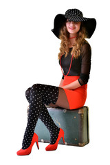 femme tenir vieille valise