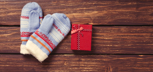 Obraz na płótnie Canvas Christmas gifts and mittens