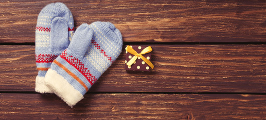 Obraz na płótnie Canvas Christmas gifts and mittens