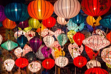 Foto op Plexiglas Papieren lantaarns in de straten van de oude Aziatische stad © amadeustx