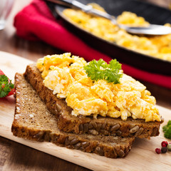 scrambled eggs and bread - Rühr auf Brot