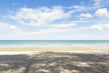 Fototapeta na wymiar tropical empty beach