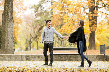 Obraz premium Loving couple in the autumn park