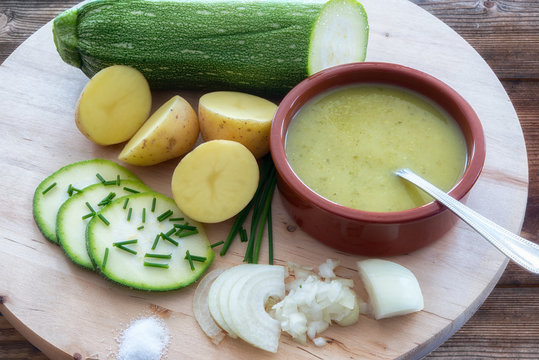 leckere Zucchini Suppe rustikal
