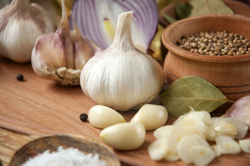 Garlic, onion, coriander, sesame seeds, black pepper, bay leaf, sea salt