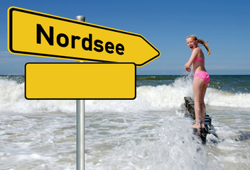 Fototapeta premium Nordsee 14 / Wegweiser Schild mit Textfreiraum, Brandung mit bad