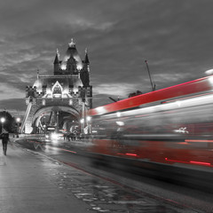 Fototapeta na wymiar Bus sur le Tower Bridge à Londres