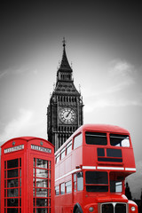 Big Ben in London mit roter Telefonzelle und Bus