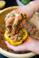 Hackfleischfüllung mit Reis in Paprika