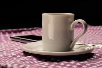 Espresso-Tasse und Smartphone