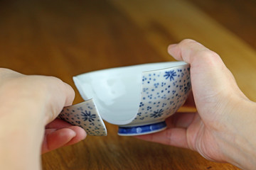 割れた茶碗