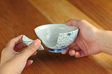 割れた茶碗