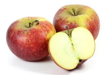 Äpfel der Sorte Ingrid Marie isoliert auf weißem Hintergrund