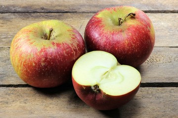Naklejka na ściany i meble Äpfel der Sorte Ingrid Marie auf alter Obstkiste