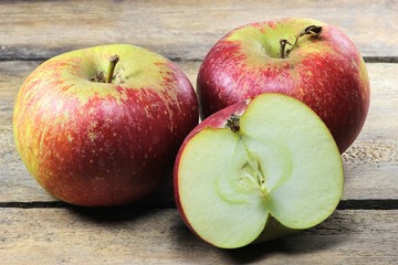 Äpfel der Sorte Ingrid Marie auf alter Obstkiste