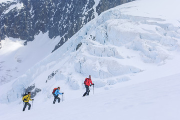 Fototapeta na wymiar drei Skibergsteiger im hochalpinen Gelände