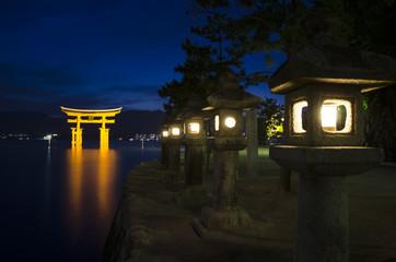宮島と鳥居
