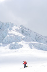 Fototapeta na wymiar Skifahrer fährt im hochalpinen Bereich