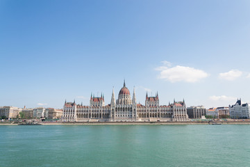 Fototapeta premium Parlement de Budapest vue depuis l'autre rive du Danube en plan large