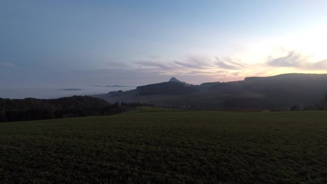 Blick auf den Hegau und in Nebel gedeckten Bodensee im Zeitraffer