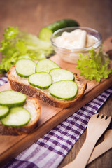 bread with cucumber