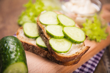 bread with cucumber