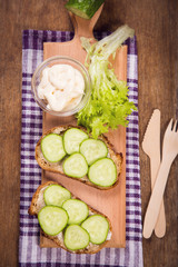bread with cucumber