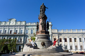 Fototapeta na wymiar two fellows sit near a monument in city