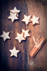 Zimtsterne und Zimtstangen