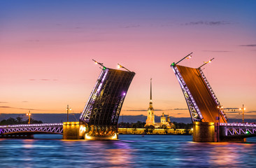 Fototapeta na wymiar Мосты развели Bridges are separated in St. Petersbur