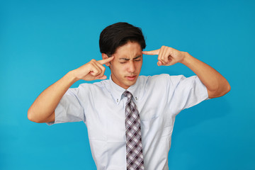 頭痛に悩む男性