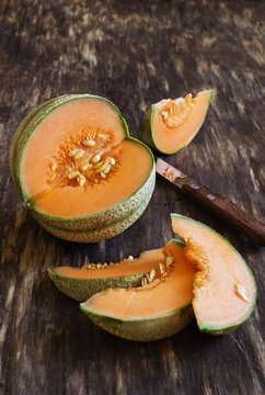 ripe melon slices