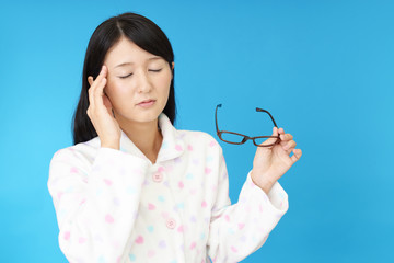 頭痛を訴える女性