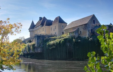 Fototapeta na wymiar chateaux le long de la vallée de la Dordogne